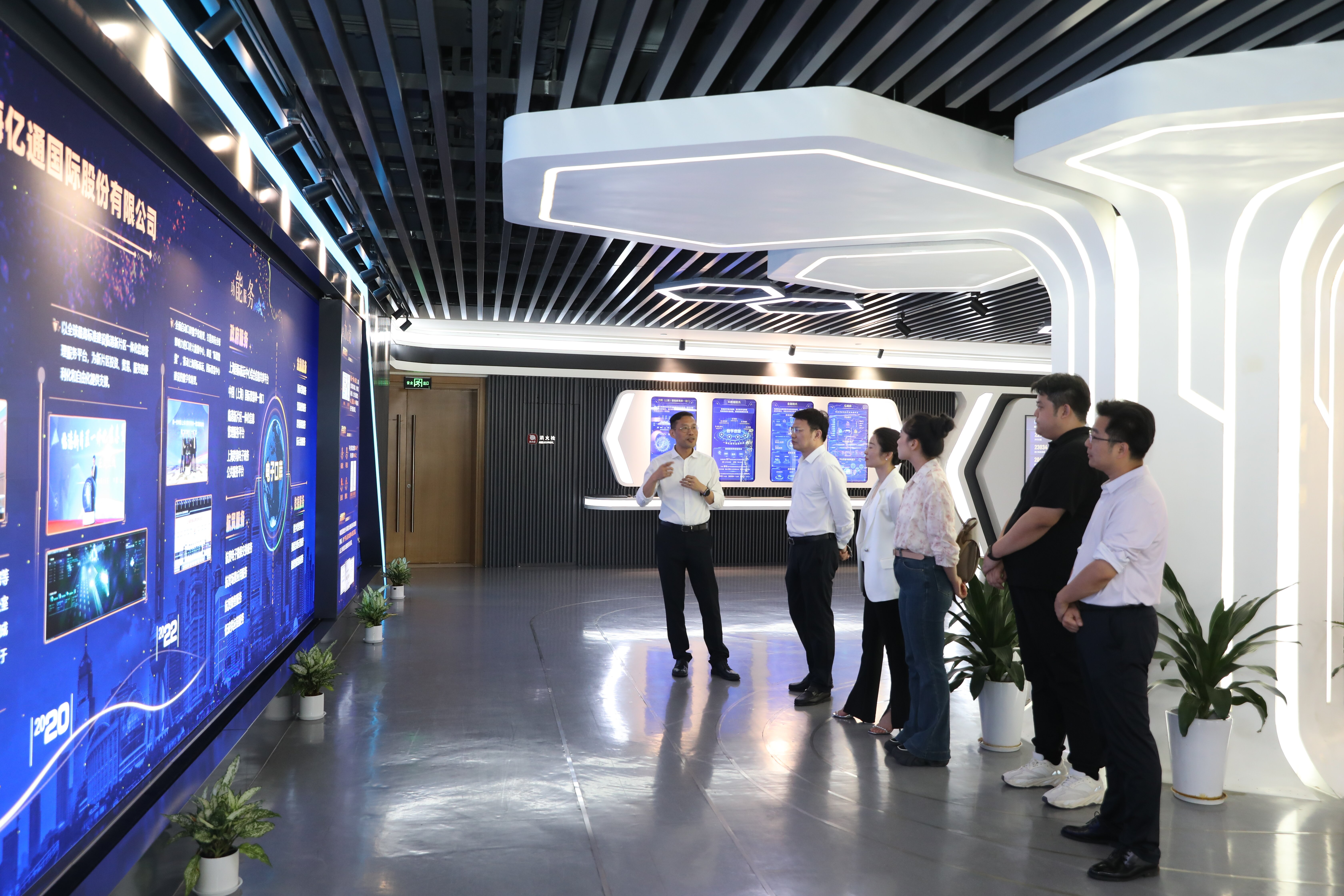 湖北国贸集团党委副书记、总经理任超带队赴上海亿通国际股份有限公司调研座谈